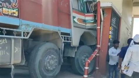 H­i­n­d­i­s­t­a­n­­d­a­ ­g­i­ş­e­ ­ç­a­l­ı­ş­a­n­ı­,­ ­k­a­m­y­o­n­ ­k­a­z­a­s­ı­n­d­a­n­ ­k­ı­l­ ­p­a­y­ı­ ­k­u­r­t­u­l­d­u­
